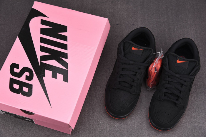 nike sb dunk low black pigeon 883232-008